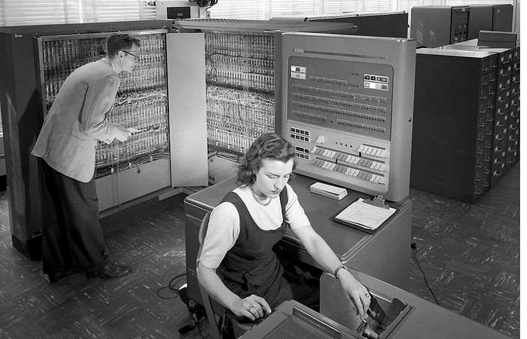 Programadores con un procesador de IBM, años 50